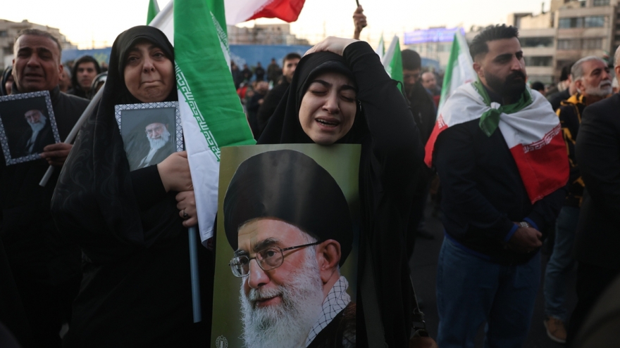 Trung Quốc bắt đầu đưa công dân rời Iran